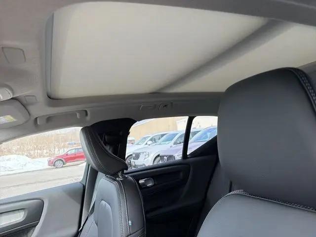 2026 Volvo XC40 Plus, B5 AWD Gas (mild hybrid), Dark