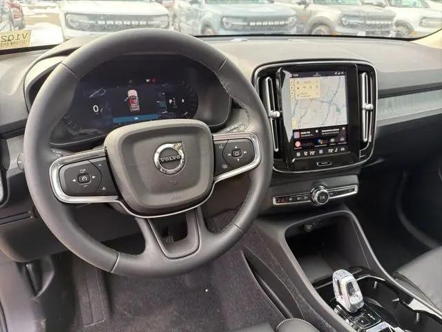2026 Volvo XC40 Plus, B5 AWD Gas (mild hybrid), Dark