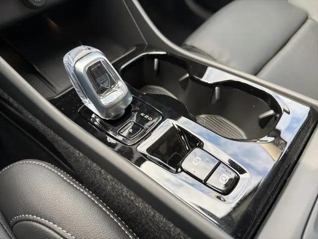 2026 Volvo XC40 Plus, B5 AWD Gas (mild hybrid), Dark