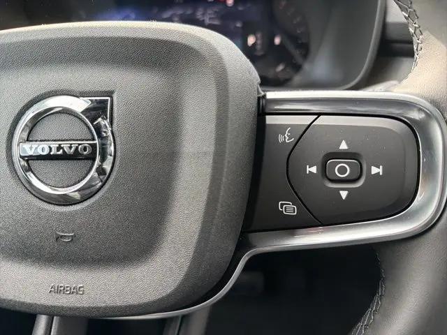2026 Volvo XC40 Plus, B5 AWD Gas (mild hybrid), Dark