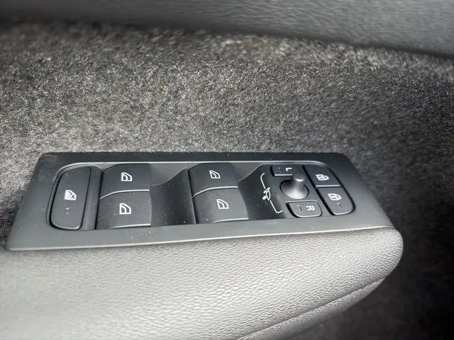 2026 Volvo XC40 Plus, B5 AWD Gas (mild hybrid), Dark