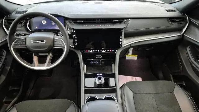 2026 Jeep Grand Cherokee Altitude 4x2