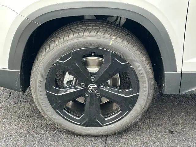 2026 Volkswagen Taos SE Black