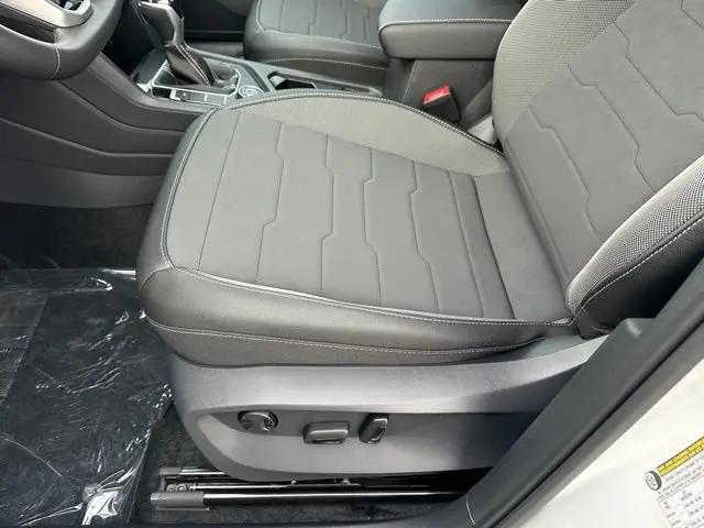 2026 Volkswagen Taos SE Black