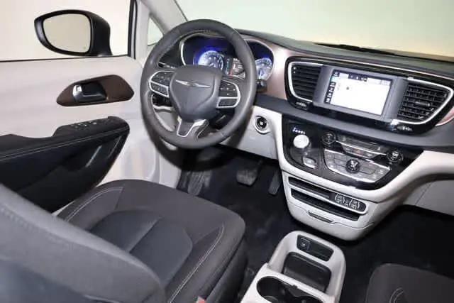 2022 Chrysler Voyager LX