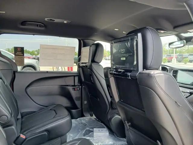 2026 Chrysler Pacifica Select AWD