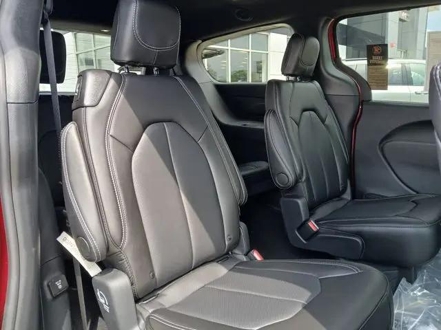 2026 Chrysler Pacifica Select AWD