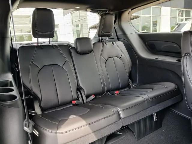 2026 Chrysler Pacifica Select AWD