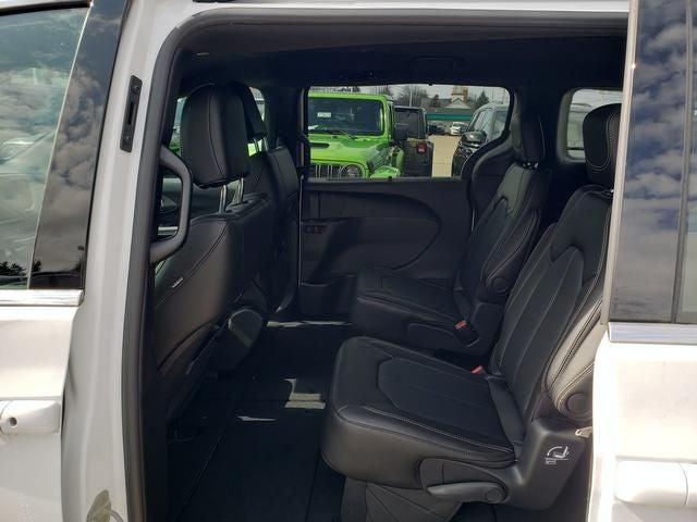 2026 Chrysler Pacifica Select AWD