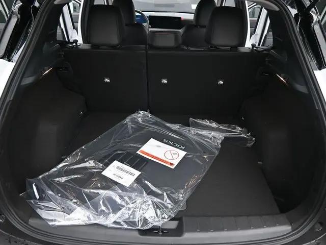 2025 Nissan Kicks SR FWD