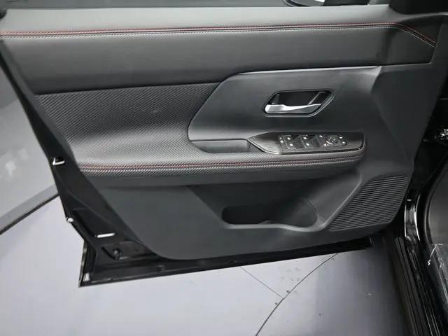 2025 Nissan Kicks SR FWD