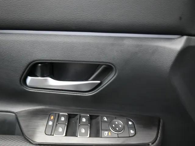 2025 Nissan Kicks SR FWD