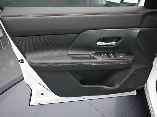 2025 Nissan Kicks SR FWD