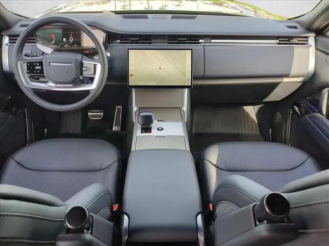 2026 Land Rover Range Rover P615 SV