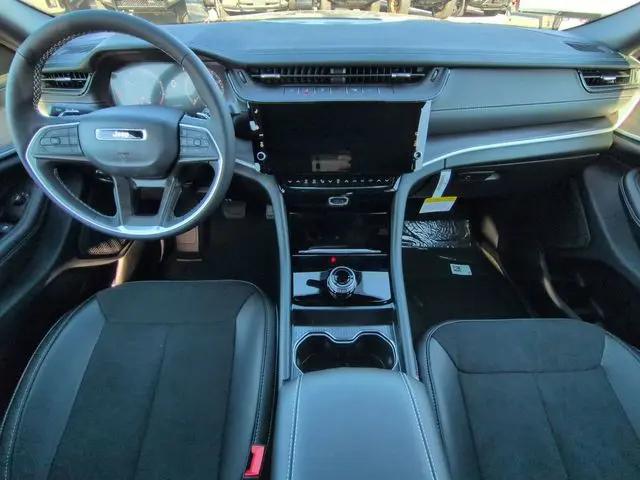 2026 Jeep Grand Cherokee Altitude 4x2