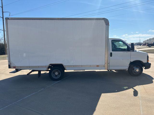 2004 Chevrolet Express Cutaway Base w/C7L/C7N