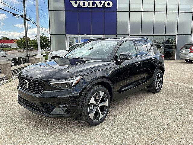 2026 Volvo XC40 Plus, B5 AWD Gas (mild hybrid), Dark