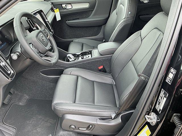 2026 Volvo XC40 Plus, B5 AWD Gas (mild hybrid), Dark