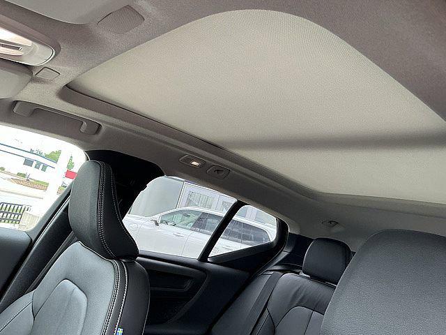 2026 Volvo XC40 Plus, B5 AWD Gas (mild hybrid), Dark