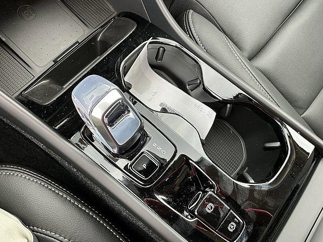 2026 Volvo XC40 Plus, B5 AWD Gas (mild hybrid), Dark