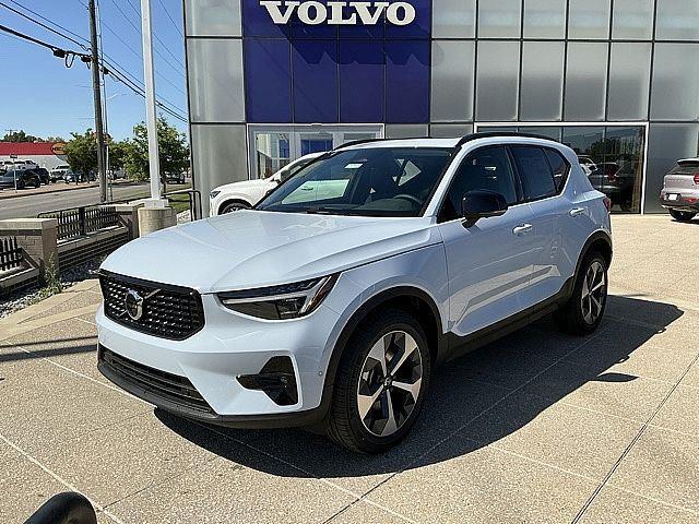 2026 Volvo XC40 Plus, B5 AWD Gas (mild hybrid), Dark