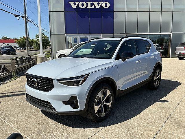 2026 Volvo XC40 Plus, B5 AWD Gas (mild hybrid), Dark