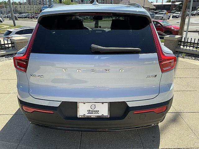 2026 Volvo XC40 Plus, B5 AWD Gas (mild hybrid), Dark