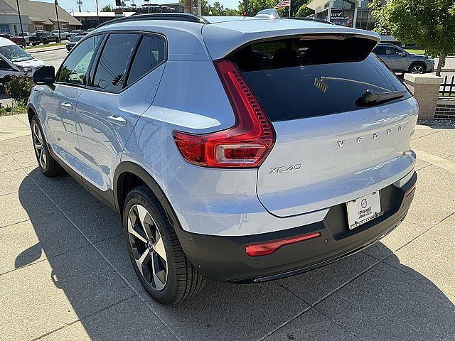 2026 Volvo XC40 Plus, B5 AWD Gas (mild hybrid), Dark