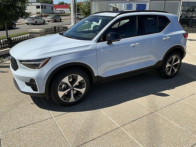 2026 Volvo XC40 Plus, B5 AWD Gas (mild hybrid), Dark