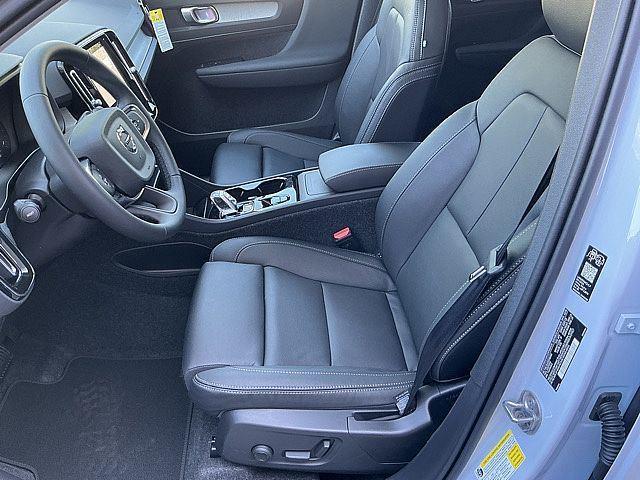 2026 Volvo XC40 Plus, B5 AWD Gas (mild hybrid), Dark