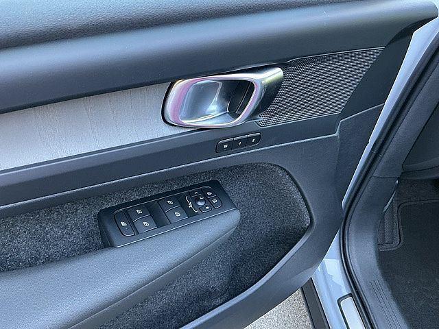 2026 Volvo XC40 Plus, B5 AWD Gas (mild hybrid), Dark