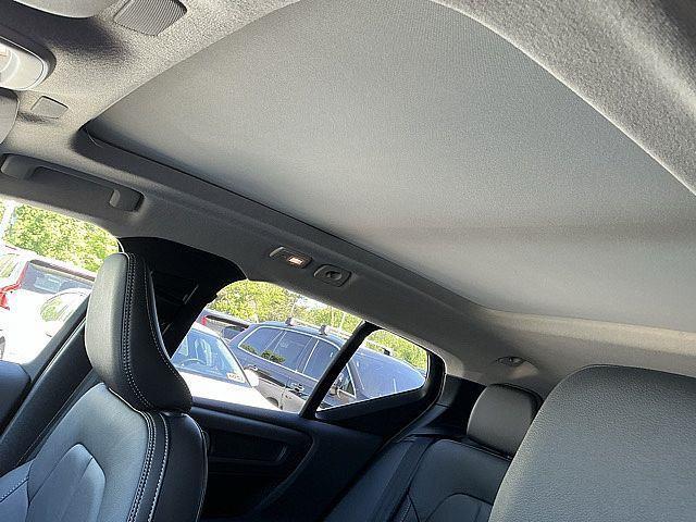 2026 Volvo XC40 Plus, B5 AWD Gas (mild hybrid), Dark