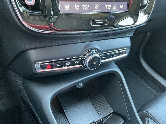2026 Volvo XC40 Plus, B5 AWD Gas (mild hybrid), Dark