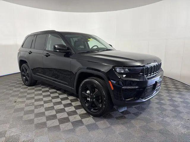 2023 Jeep Grand Cherokee Limited 4x4 for sale in Shakopee, MN