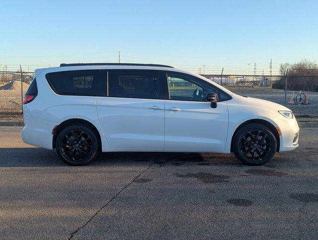 2026 Chrysler Pacifica Select AWD