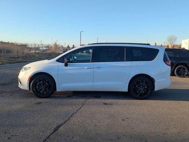 2026 Chrysler Pacifica Select AWD