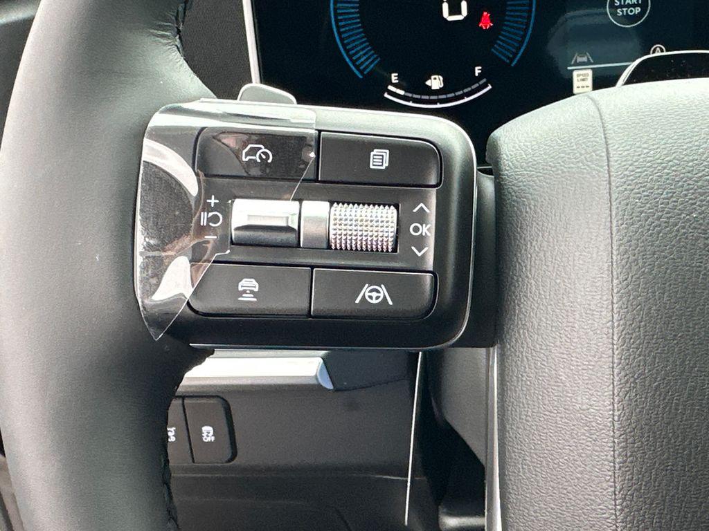 New 2026 White HYUNDAI SEL FWD image 25