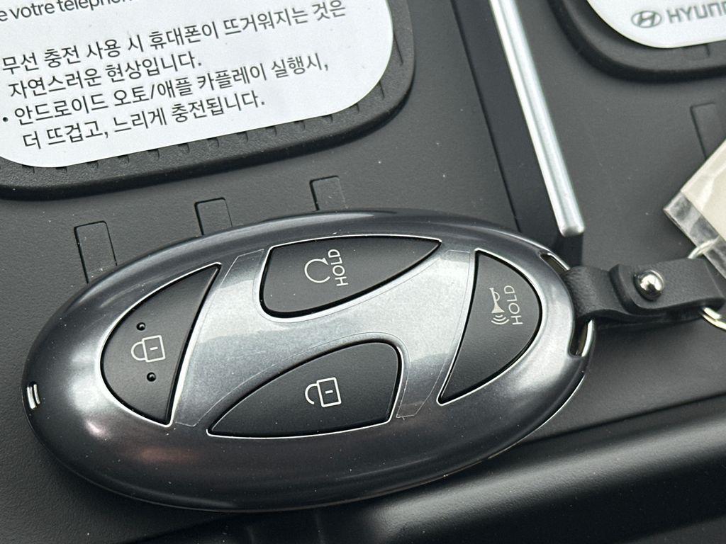 New 2026 White HYUNDAI SEL FWD image 33