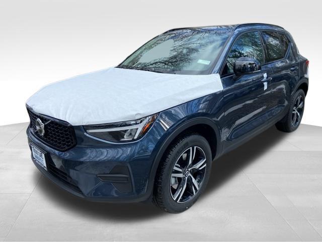 2026 Volvo XC40 Core, B5 AWD Gas (mild hybrid), Dark