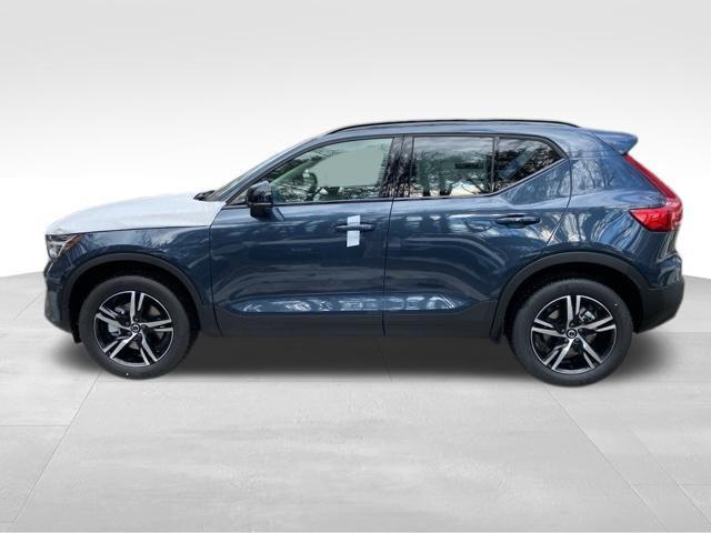 2026 Volvo XC40 Core, B5 AWD Gas (mild hybrid), Dark