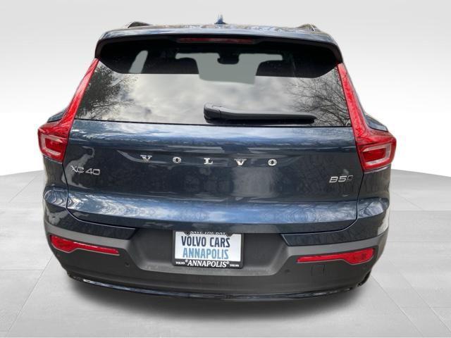 2026 Volvo XC40 Core, B5 AWD Gas (mild hybrid), Dark