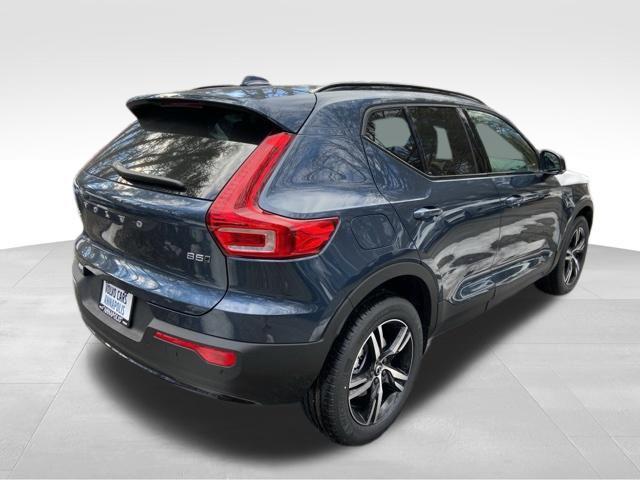 2026 Volvo XC40 Core, B5 AWD Gas (mild hybrid), Dark