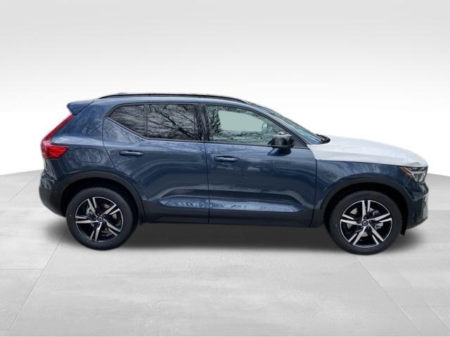 2026 Volvo XC40 Core, B5 AWD Gas (mild hybrid), Dark