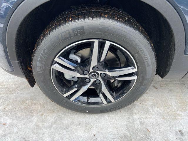 2026 Volvo XC40 Core, B5 AWD Gas (mild hybrid), Dark