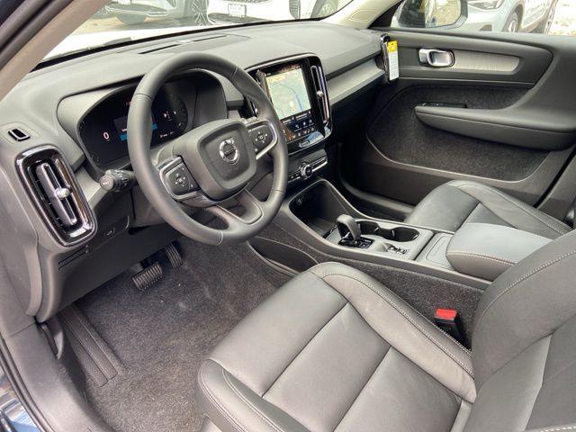 2026 Volvo XC40 Core, B5 AWD Gas (mild hybrid), Dark