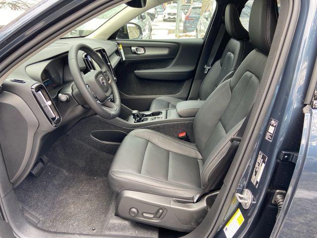 2026 Volvo XC40 Core, B5 AWD Gas (mild hybrid), Dark