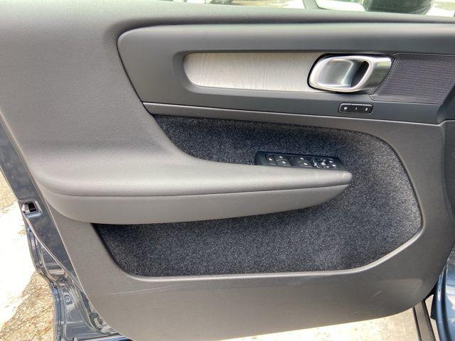 2026 Volvo XC40 Core, B5 AWD Gas (mild hybrid), Dark