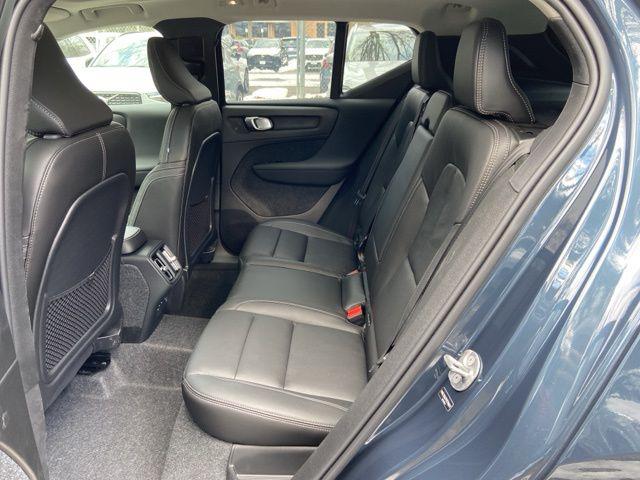 2026 Volvo XC40 Core, B5 AWD Gas (mild hybrid), Dark