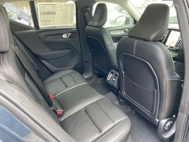2026 Volvo XC40 Core, B5 AWD Gas (mild hybrid), Dark