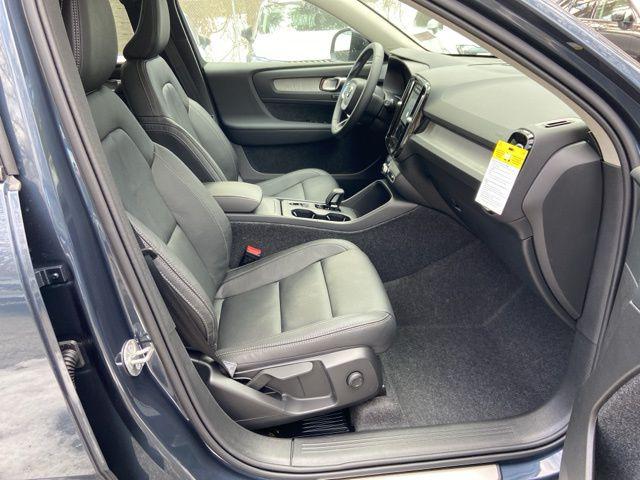 2026 Volvo XC40 Core, B5 AWD Gas (mild hybrid), Dark